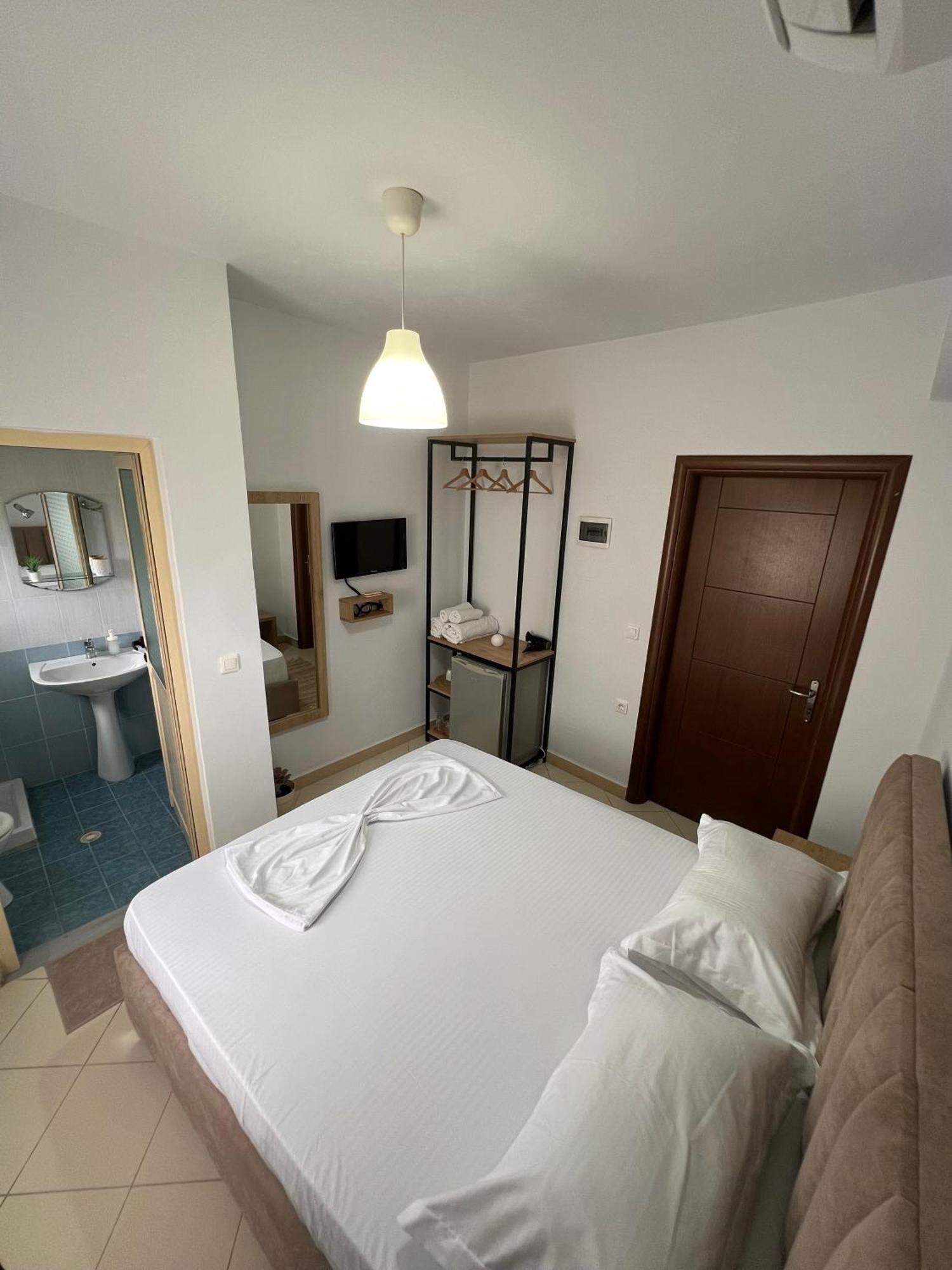 Helios Rooms Sarandë Esterno foto