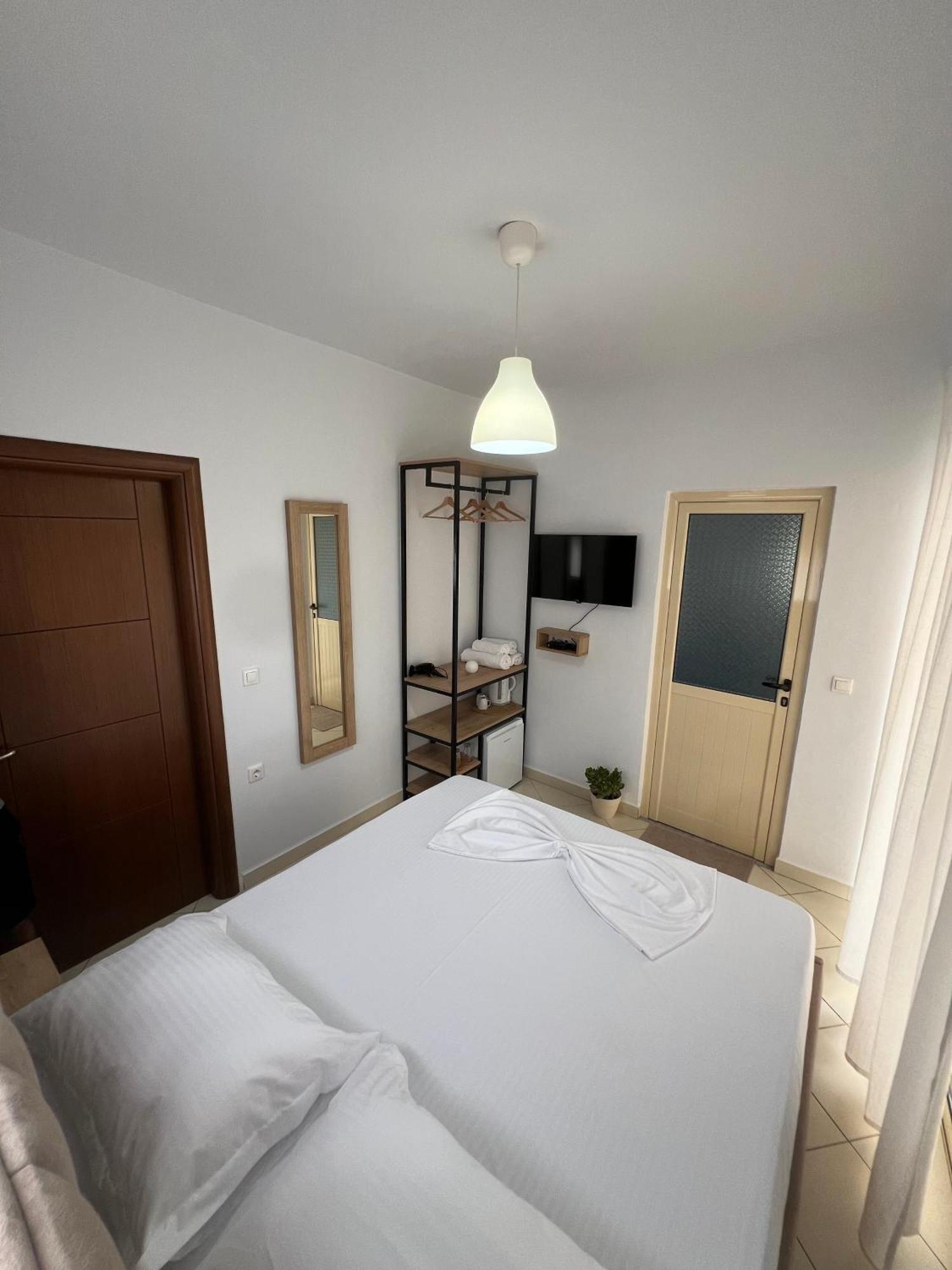 Helios Rooms Sarandë Esterno foto