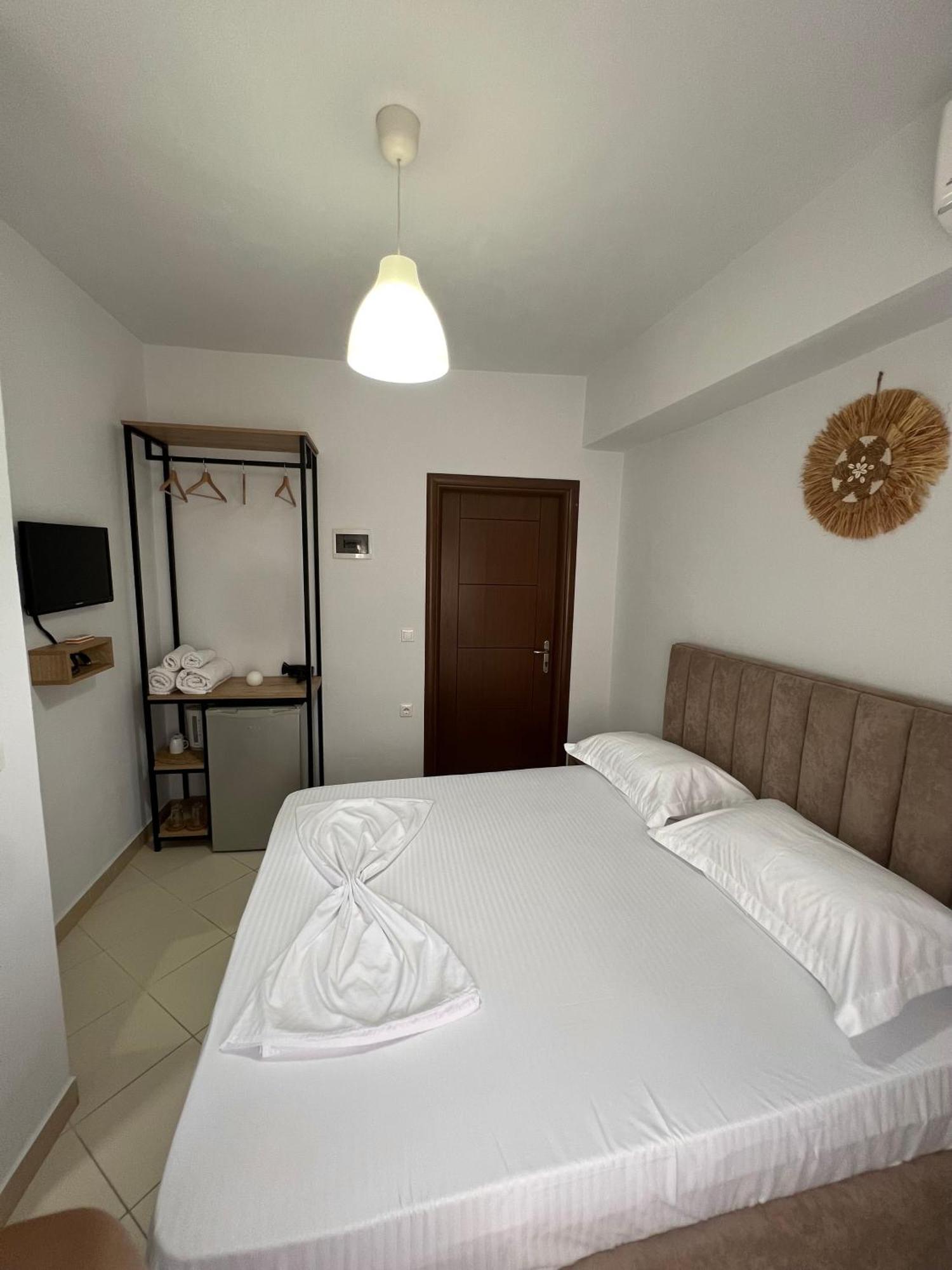 Helios Rooms Sarandë Esterno foto